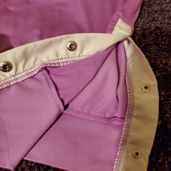 Purple sweatshirt with buttons on the sides 💜 - Picture 2 of 3